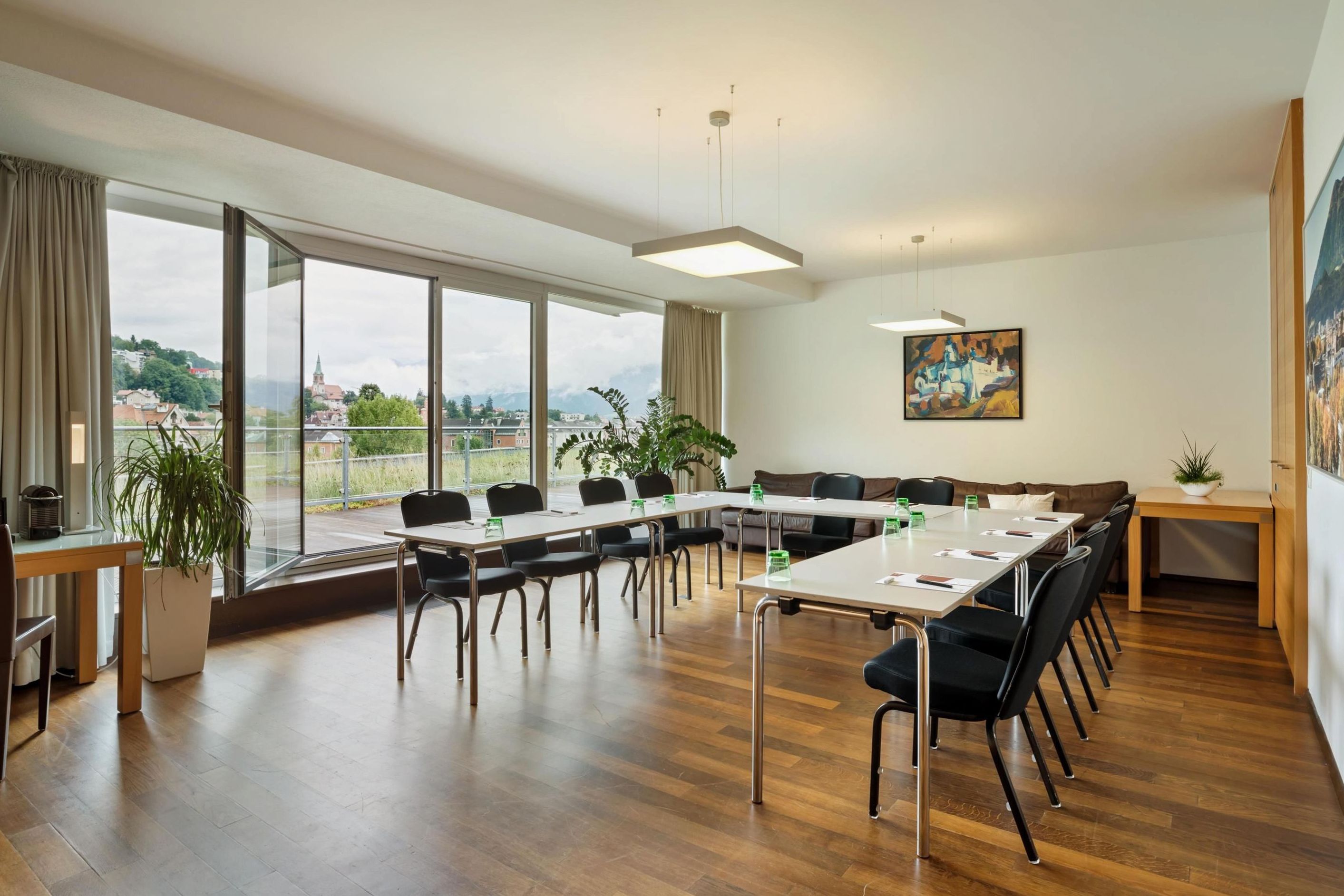 Konferenzraum mit moderner Technik und Tageslicht